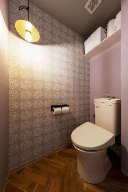 アクセントクロスで雰囲気を一新したトイレ空間